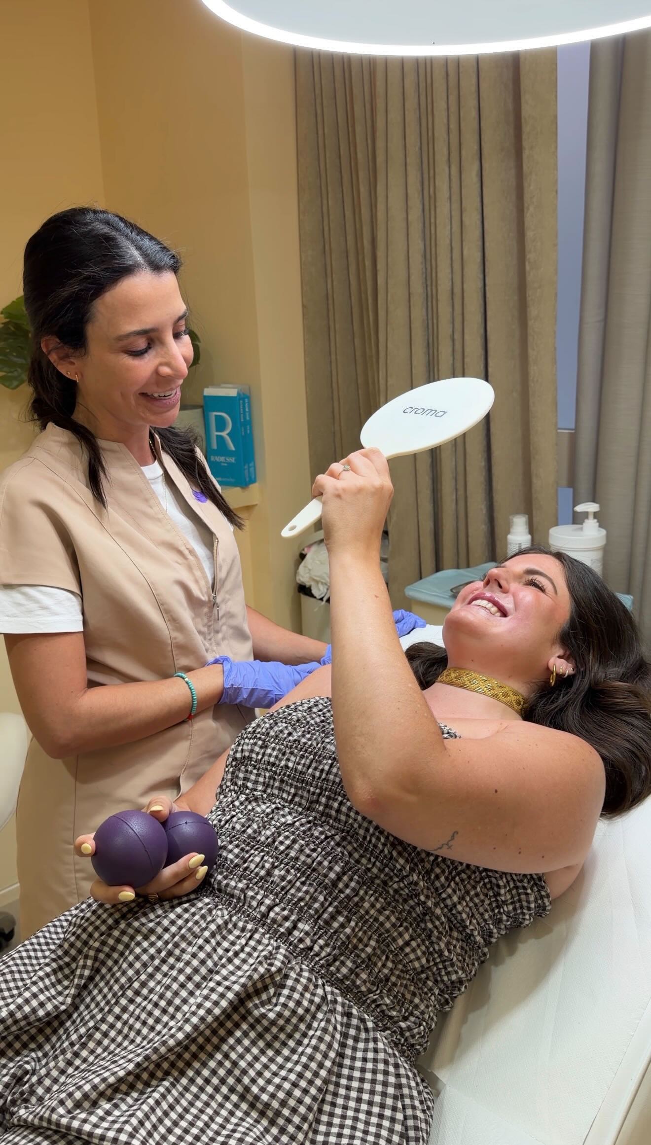 Doctora de Holaglow aplicando el tratamiento para la sonrisa gingival a una paciente